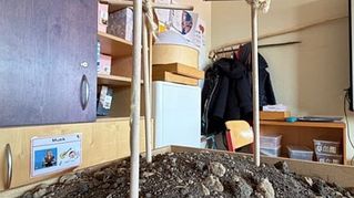 Ein Hügel mit drei Kreuzen aus Holz