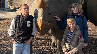 Schüler vor lebensgetreuen Saurier-Nachbildungen