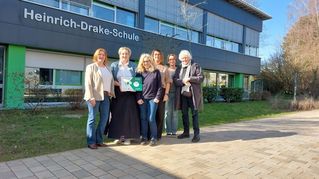 Die Lehrerinnen und Lehrer des Erasmus-Projekts ald Gruppe vor der Heinrich-Drake-Schule